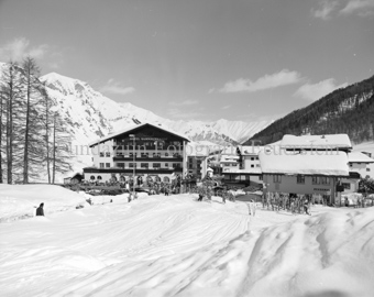 Skifahrer, Ski im Schnee, Dorfansicht mit Hotel «Samnaunerhof»