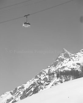 Luftseilbahngondel über verschneiter Berglandschaft