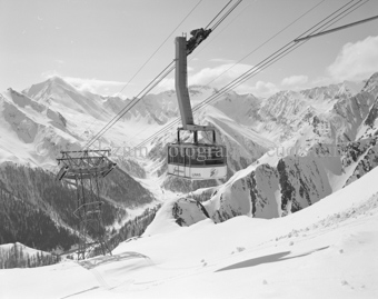 Luftseilbahngondel vor schneebedeckter Schneelandschaft