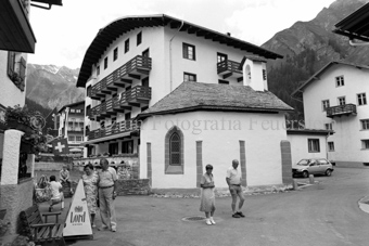 Dorfansicht, Personen vor Kapelle