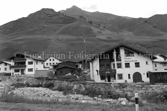 Dorfansicht über Bach, «Chasa Munschuns» rechts