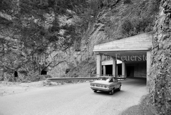 Auto auf Strasse in Schutzgalerie und Tunnel