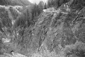 Strasse auf Klippe über Fluss