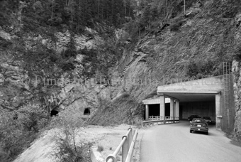 Autos auf Strasse in Schutzgalerie und Tunnel