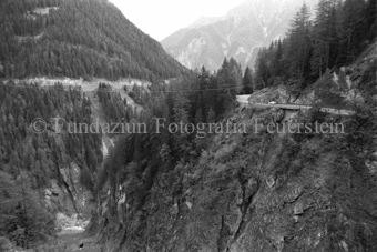 Strasse auf Klippe über Fluss