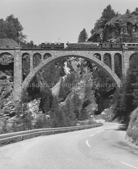 Zug der Rhätischen Bahn auf Viadukt über Strasse