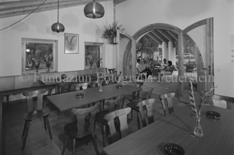 Innenaufnahme, des Restaurants beim Campingplatz, Personen aussen am Tisch