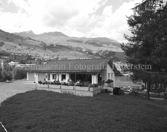 Personen auf Terrasse des Restaurants beim Campingplatz