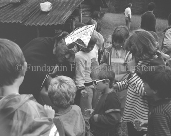 «Märchenprinz», Mann im Zaubererkostüm mit Kindergruppe bei Waldhütte