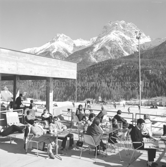 Personen auf Terrasse in Stühlen bei Sportanlage Trü