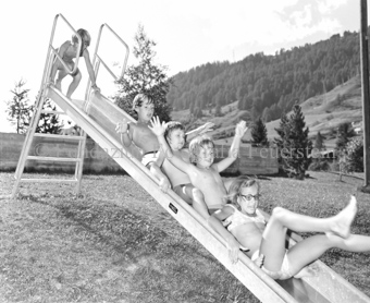 Kinder in Badekleidung auf Rutschbahn bei Sportanlage Trü