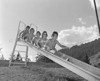 Kinder in Badekleidung auf Rutschbahn bei Sportanlage Trü