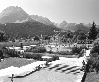 Freibad Scuol mit Berglandschaft im Hintergrund bei Sportanlage Trü
