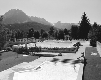 Freibad Scuol mit Berglandschaft im Hintergrund bei Sportanlage Trü