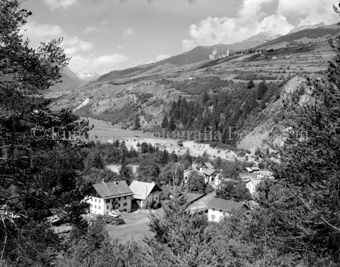 Blick auf Dorf und Berglandschaft, Kirche von Sent im Hintergrund