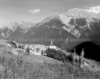Blick auf Dorf Sent und Berglandschaft