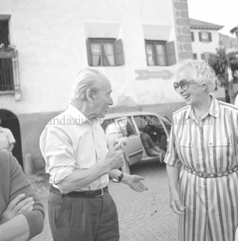 Mann und Frau auf Dorfplatz