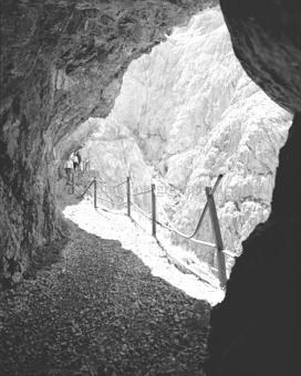 Beschädigter Zaun bei Wanderweg durch Schlucht