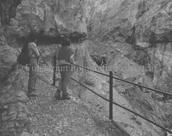Zwei Wanderer auf dem Weg in der Schlucht