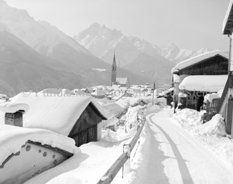 Dorfansicht Sent mit Kirche im Winter
