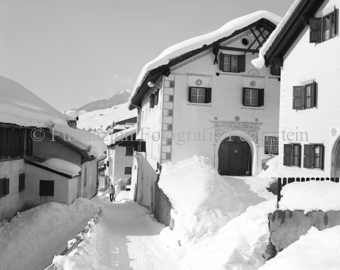 Verschneite Strasse im Dorf, Haus mit Sgraffito