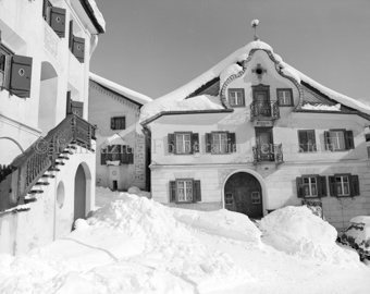 Verschneite Strasse im Dorf, Haus mit Sgraffito