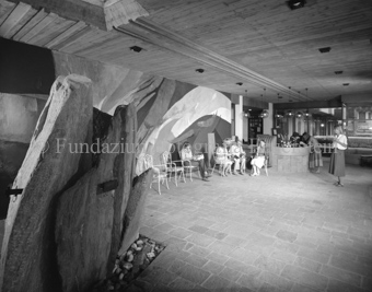 Personen in Foyer von Thermalbad in Scuol mit Wandgemälde und Felsdekoration