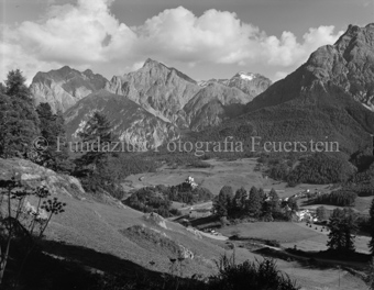 Blick auf Dorf und Schloss Tarasp, Berglandschaft