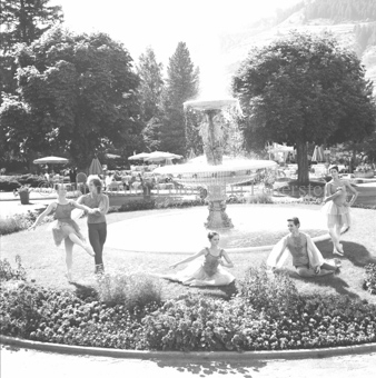 Balletgruppe vor Brunnen in Parkanlage