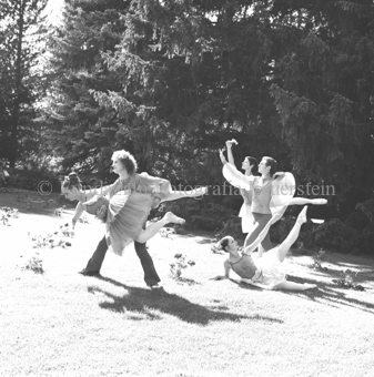 Balletgruppe vor Bäumen in Parkanlage