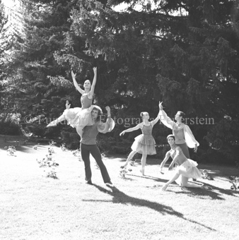 Balletgruppe vor Bäumen in Parkanlage