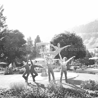 Balletgruppe vor Brunnen in Parkanlage