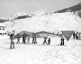 Kinder üben mit Deltasegler auf Ski