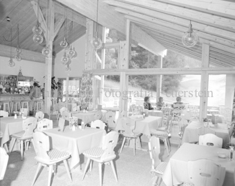 Innenaufnahme, Restaurant und Bar, Personen zu Tisch