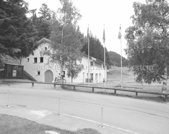 Golfhaus in Vulpera, Fahnenmasten bei Strasse davor