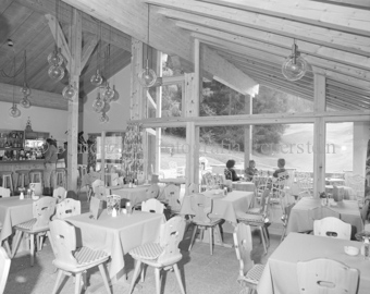 Innenaufnahme, Restaurant und Bar, Personen zu Tisch