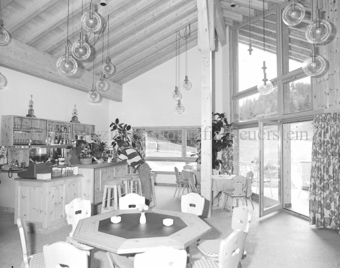 Innenaufnahme, Restaurant und Bar, Personen zu Tisch