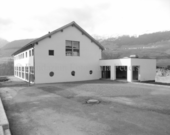 Mehrzweckhalle mit Platz