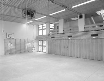 Innenaufnahme, Mehrzweckhalle mit Turngeräten