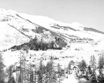 Blick auf Dorf und Schloss Tarasp, verschneite Berglandschaft
