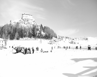 Personen beim Eisstockschiessen in Tarasp unter Schloss
