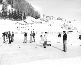 Personen beim Eisstockschiessen in Tarasp