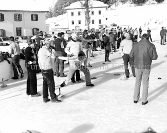 Personen beim Eisstockschiessen in Tarasp
