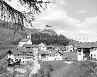 Schloss Tarasp, vom Dorf aus