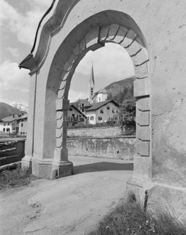 Kirche Zernez, Blick durch Torbogen