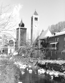 Plantaturm und Kirche neben Inn