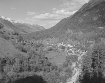 Dorfansicht Susch mit Susasca, Plantaturm und Kirche