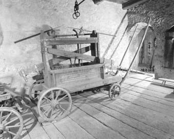 Feuerspritze aus Holz mit Inschrift aus dem Jahre 1795