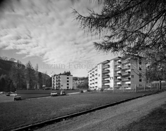 Zwei Mehrfamilienhäuser mit einigen Autos