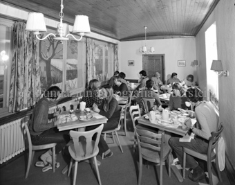 Innenaufnahme, Speisesaal, Personen zu Tisch, Hotel Quellenhof